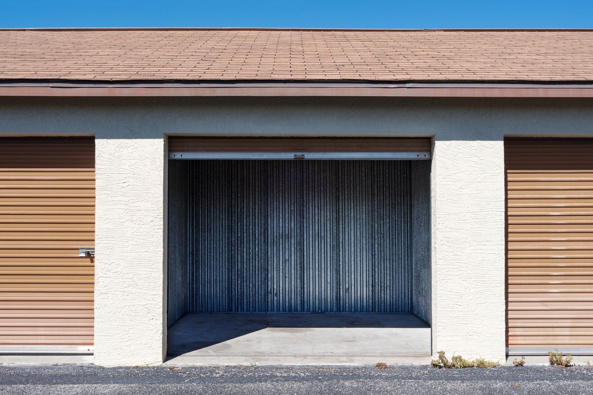 Image of a garage for rent.