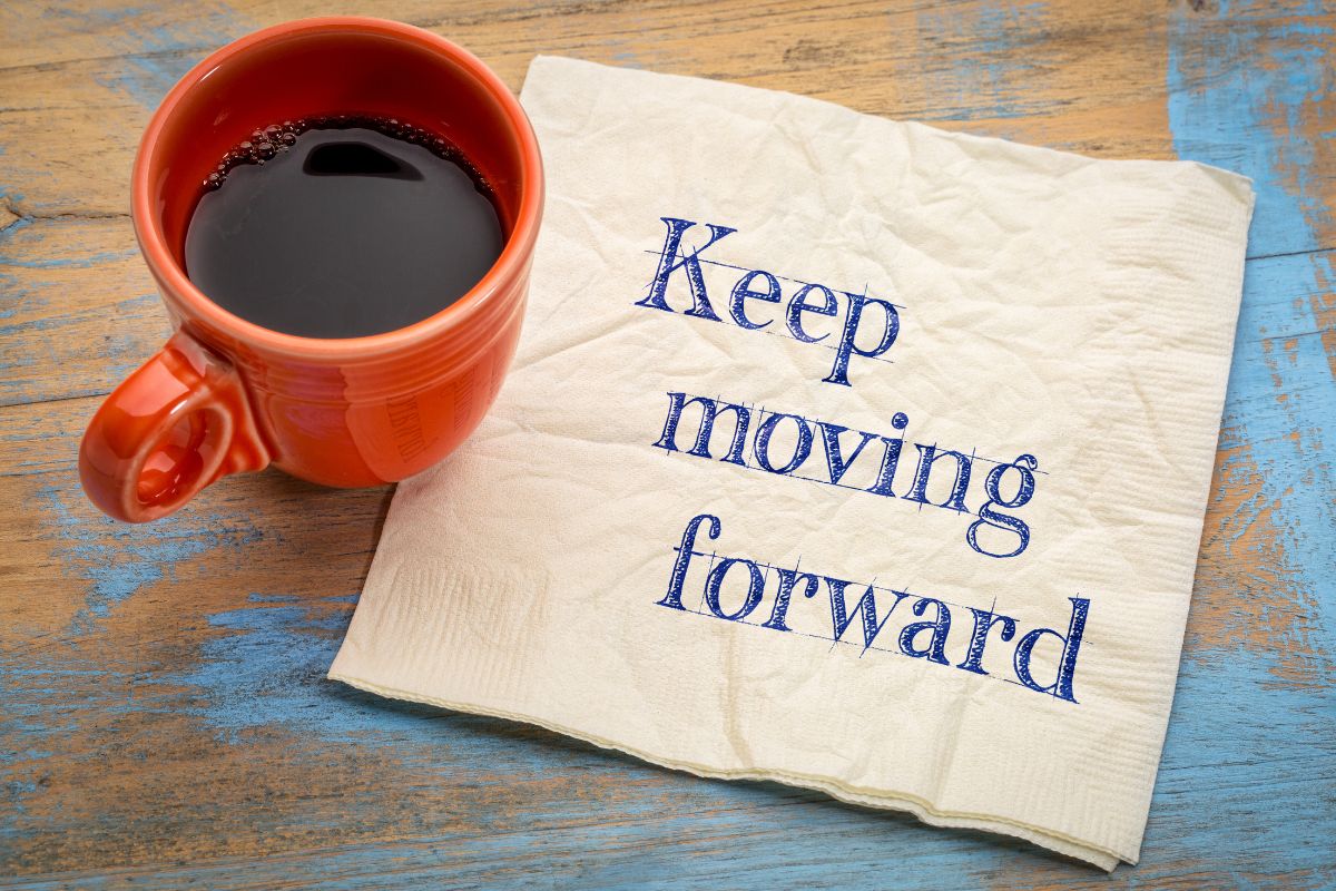 Image of a coffee and a reminder written on a paper.