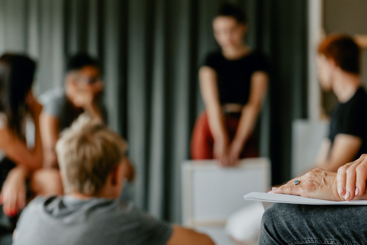 The picture shows a group of people in a meeting.