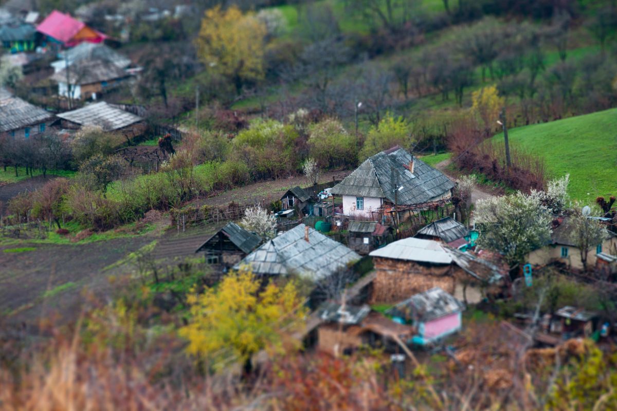 Image of houses in the countryside.