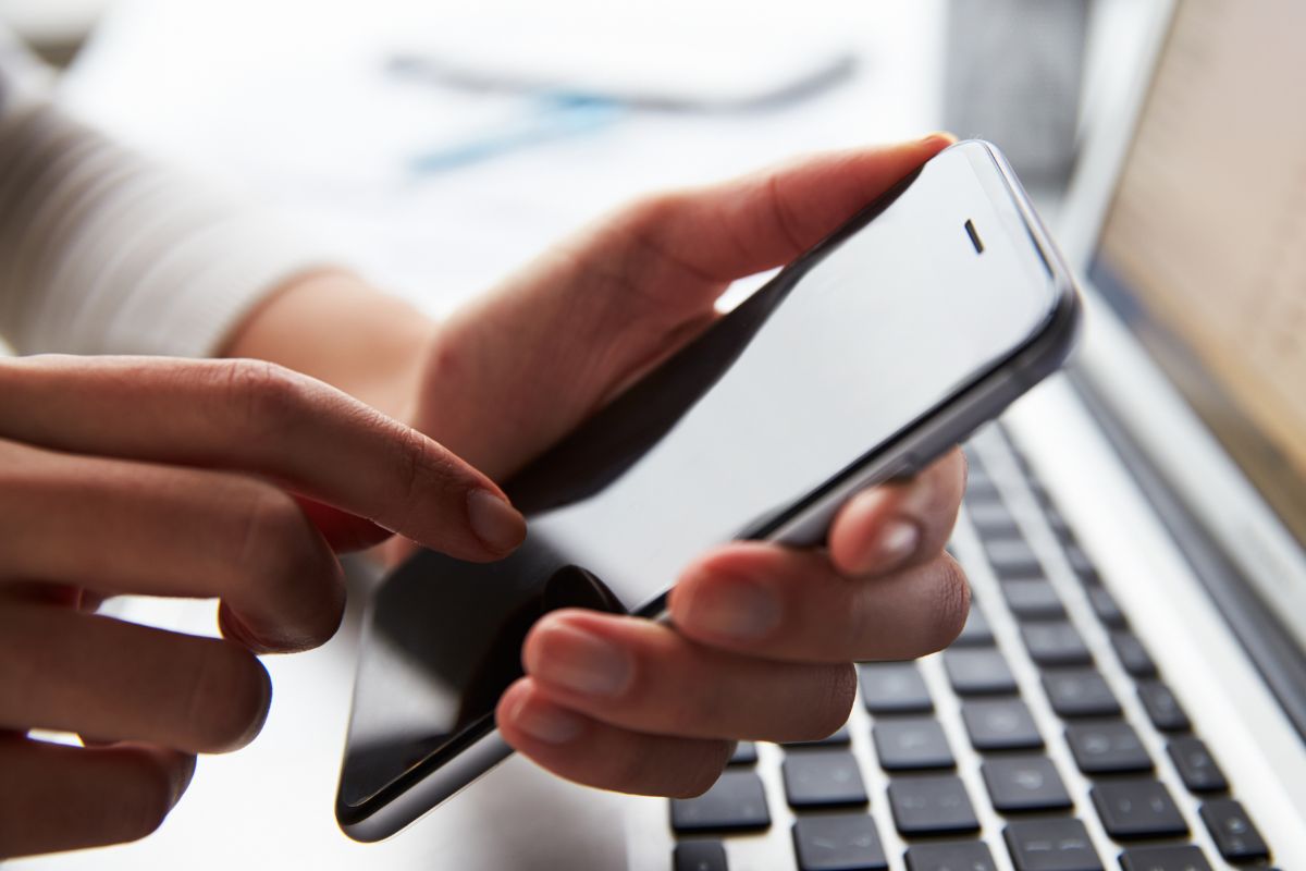 Picture f a woman's hand switching to prepaid plan.