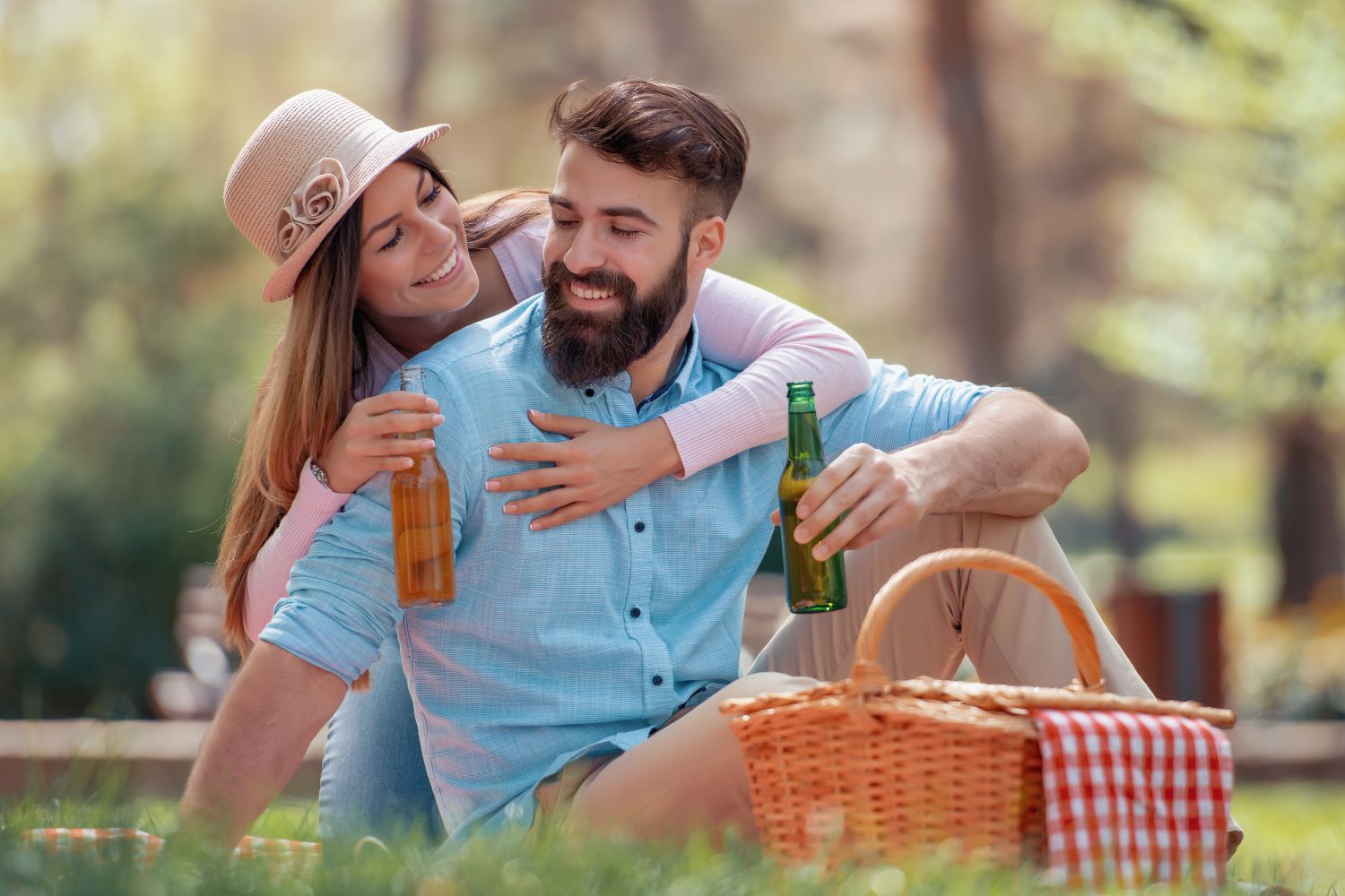 Image of a couple on picnic.