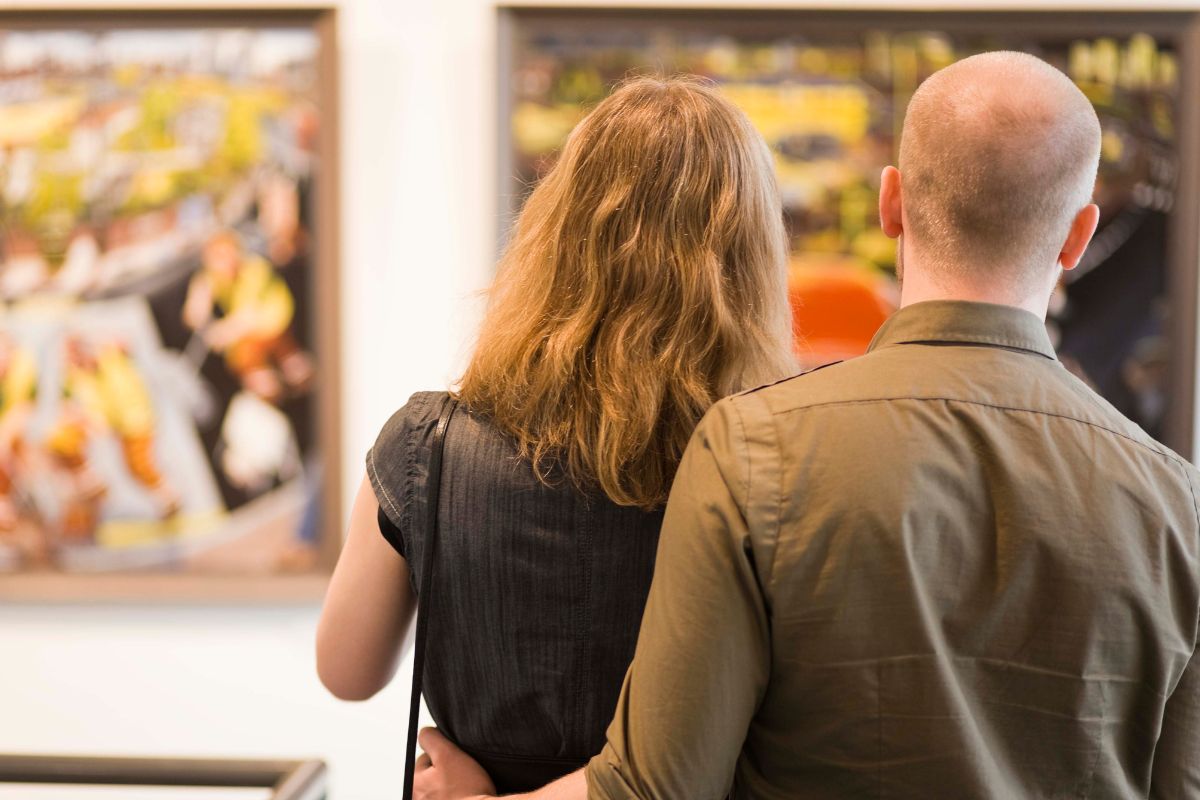 Picture of a couple went to a museum.