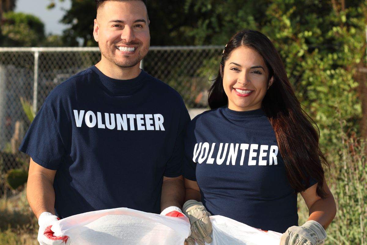 The image shows volunteer couples. 