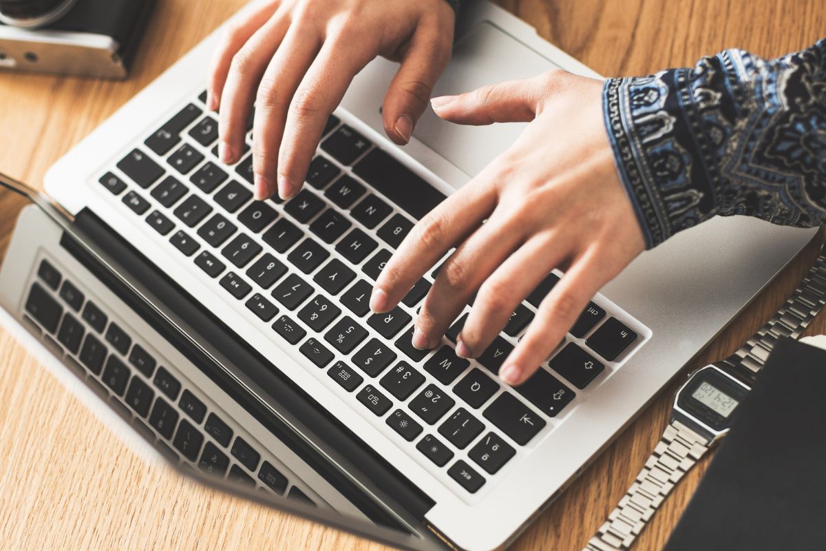 The photo shows a woman's hand using free budgeting apps.