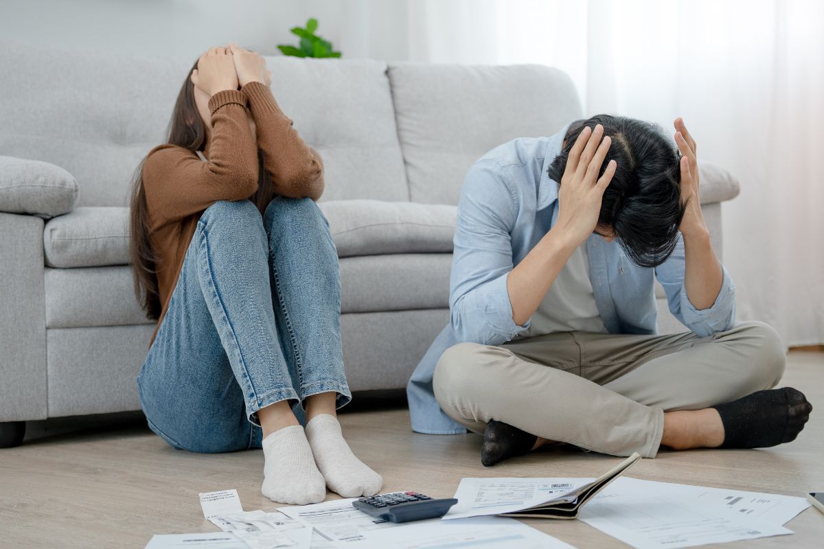 The picture shows a couple with debt.