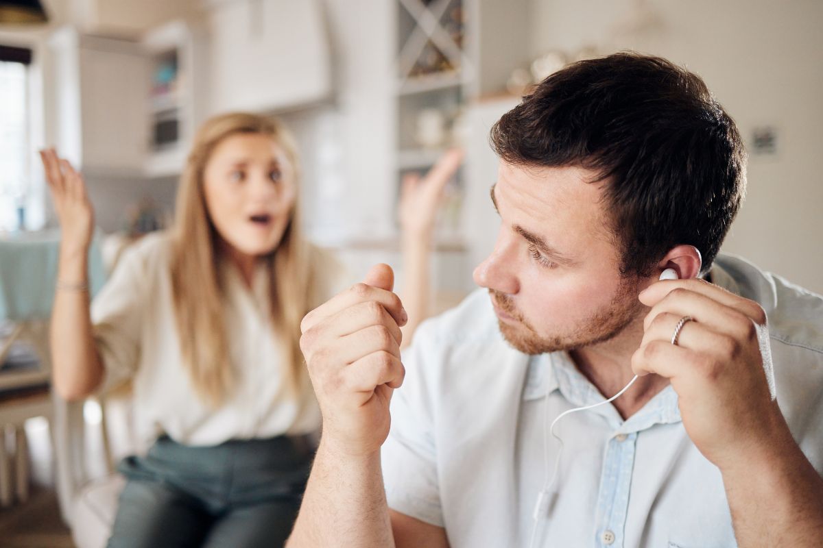 The picture shows a couple fighting.