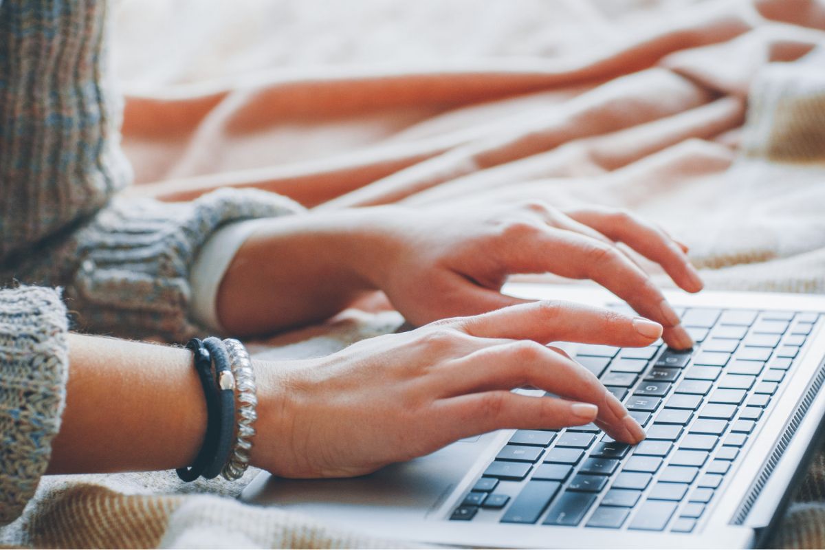 Image of a woman working in freelance writing.