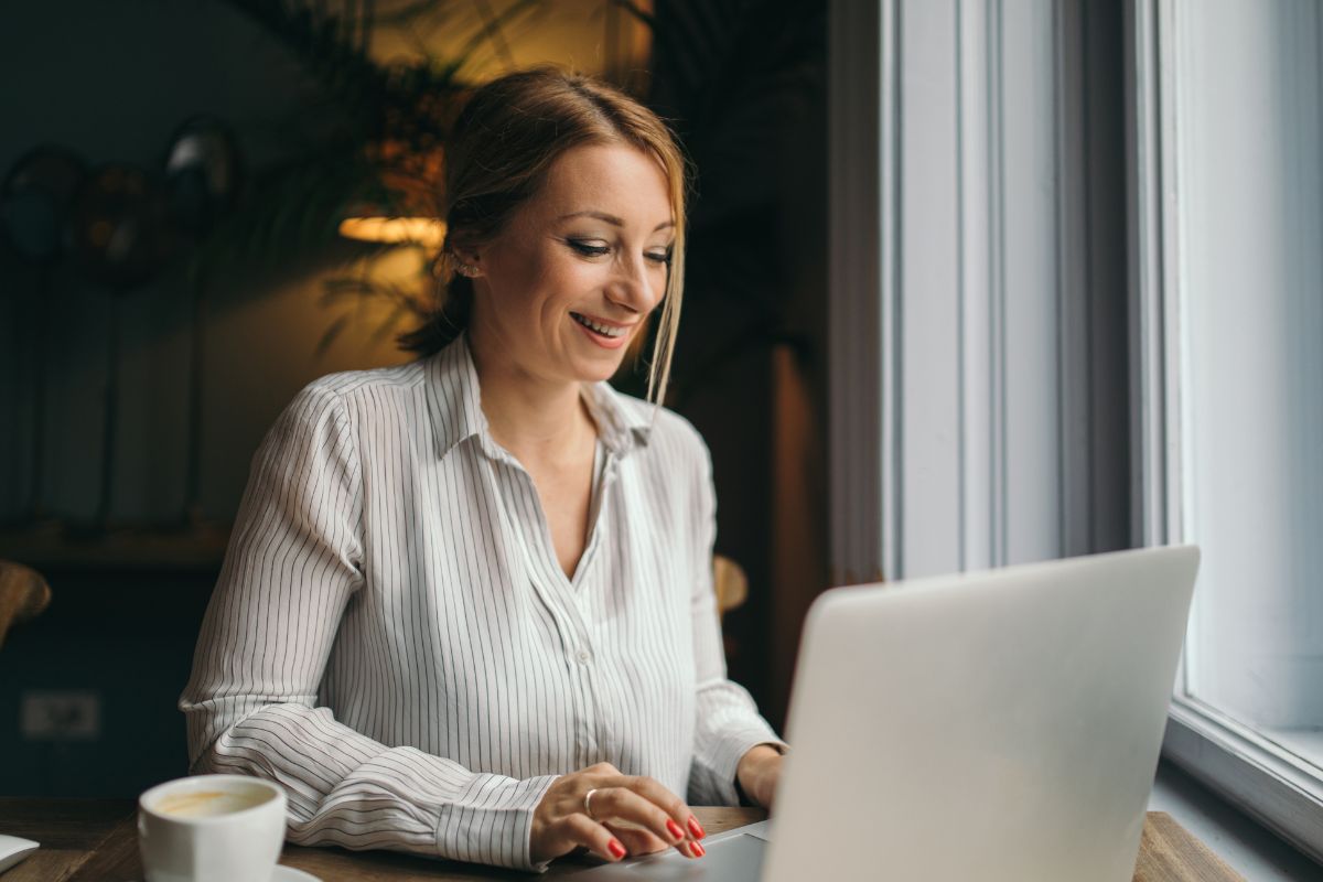 Picture of a woman working as a virtual assistant.