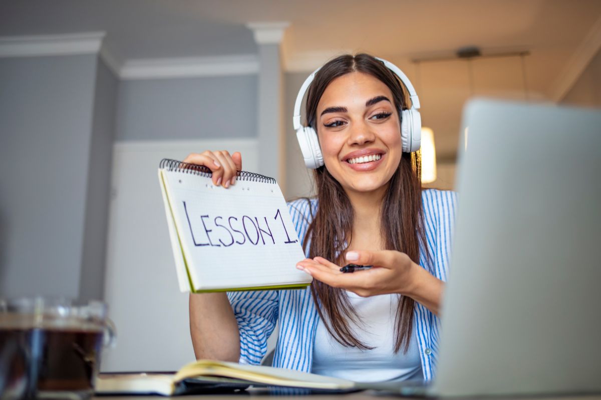 Image of a woman tutoring online.