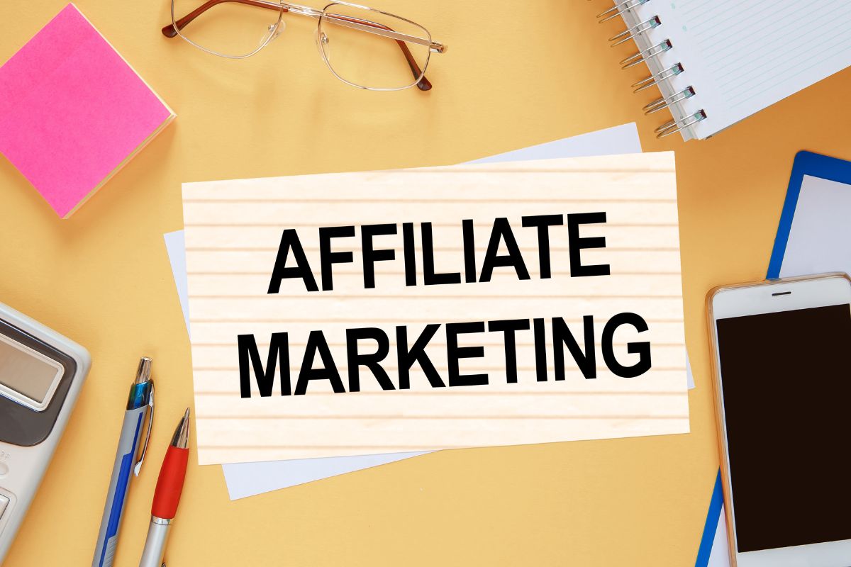 Image of paper with affiliate marketing wording.