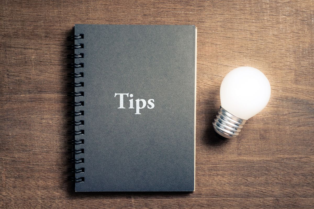 Picture of a bulb and a notebook with tip wording.
