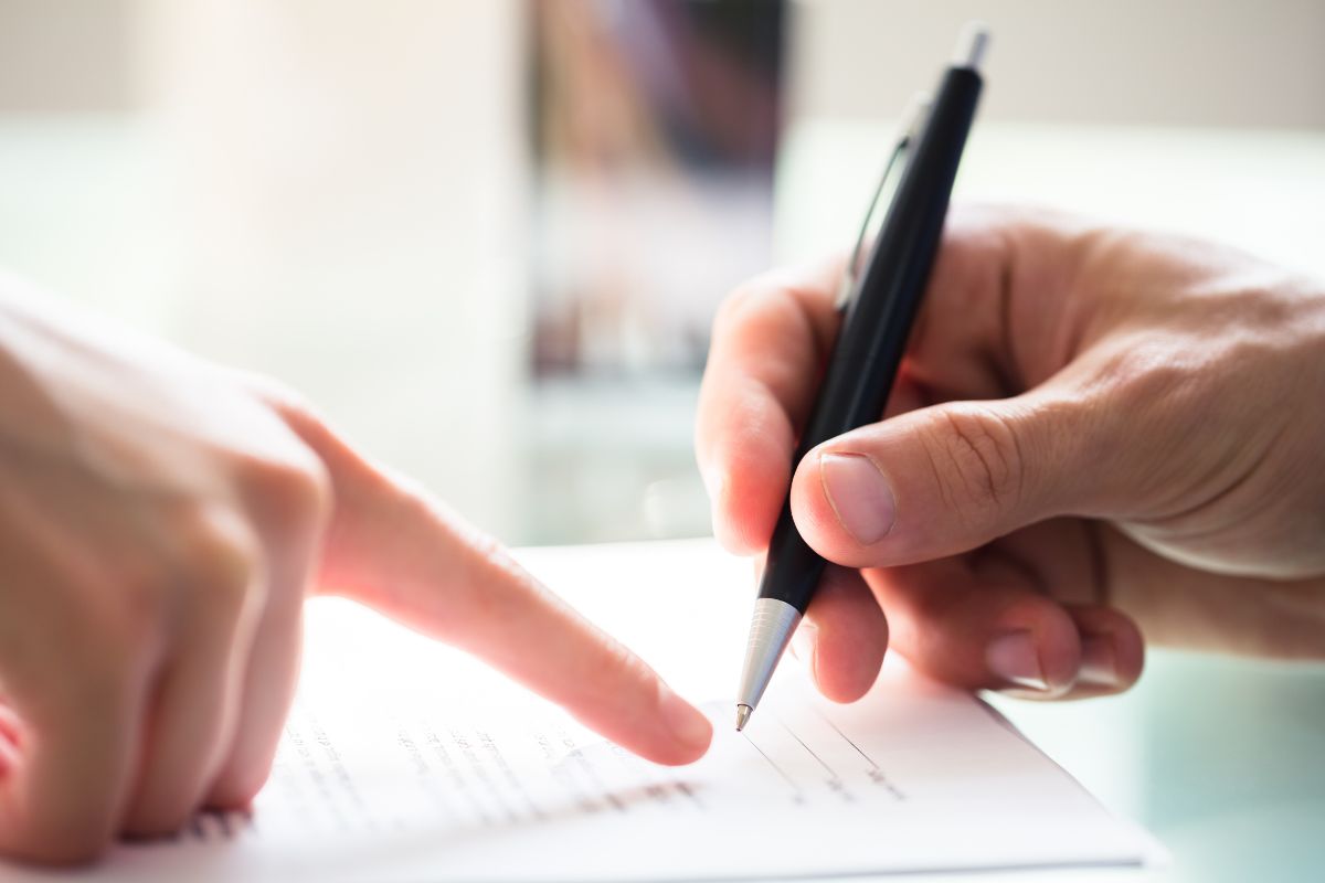 The image shows two people negotiating.