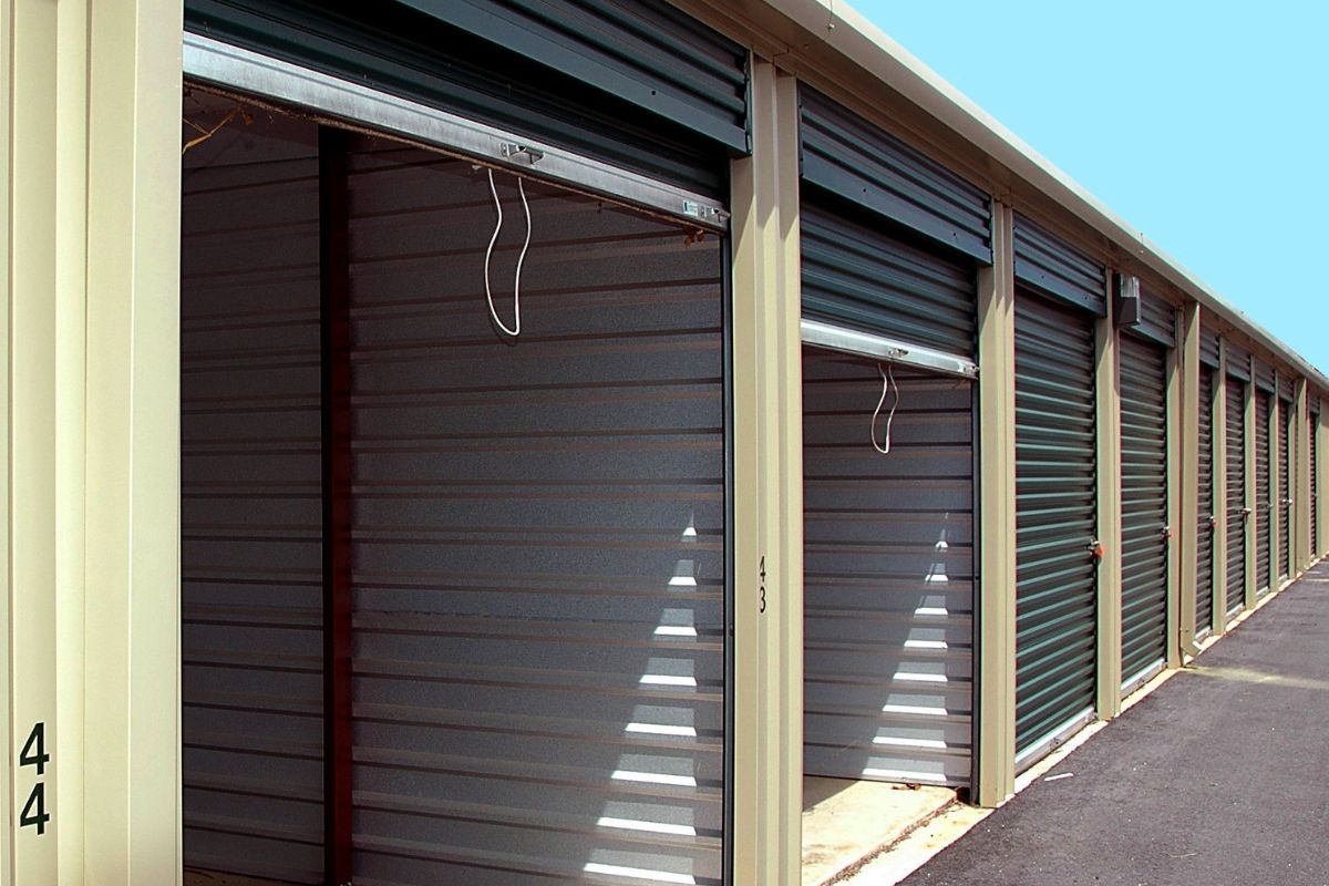 Photo of the garage for rent.