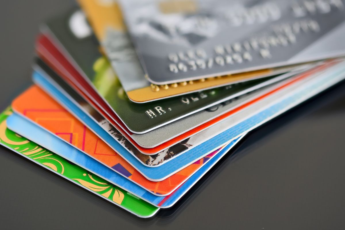 The photo shows credit cards referring to keeping old accounts open to help build credit history with no annual fee.