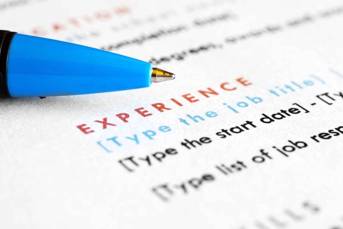 The photo shows a pen and a piece of paper with notes indicating the use of a storytelling approach, hiring managers want to see how you think and adapt.