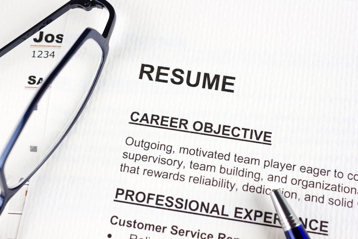 The image shows an eyeglass, a pen, and papers with notes indicating to use of bolding strategically to highlight key results helps recruiters find what matters most.