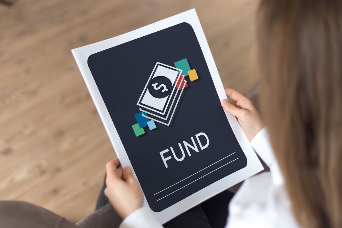 Imagem de uma mulher usando um método divertido de fundos.