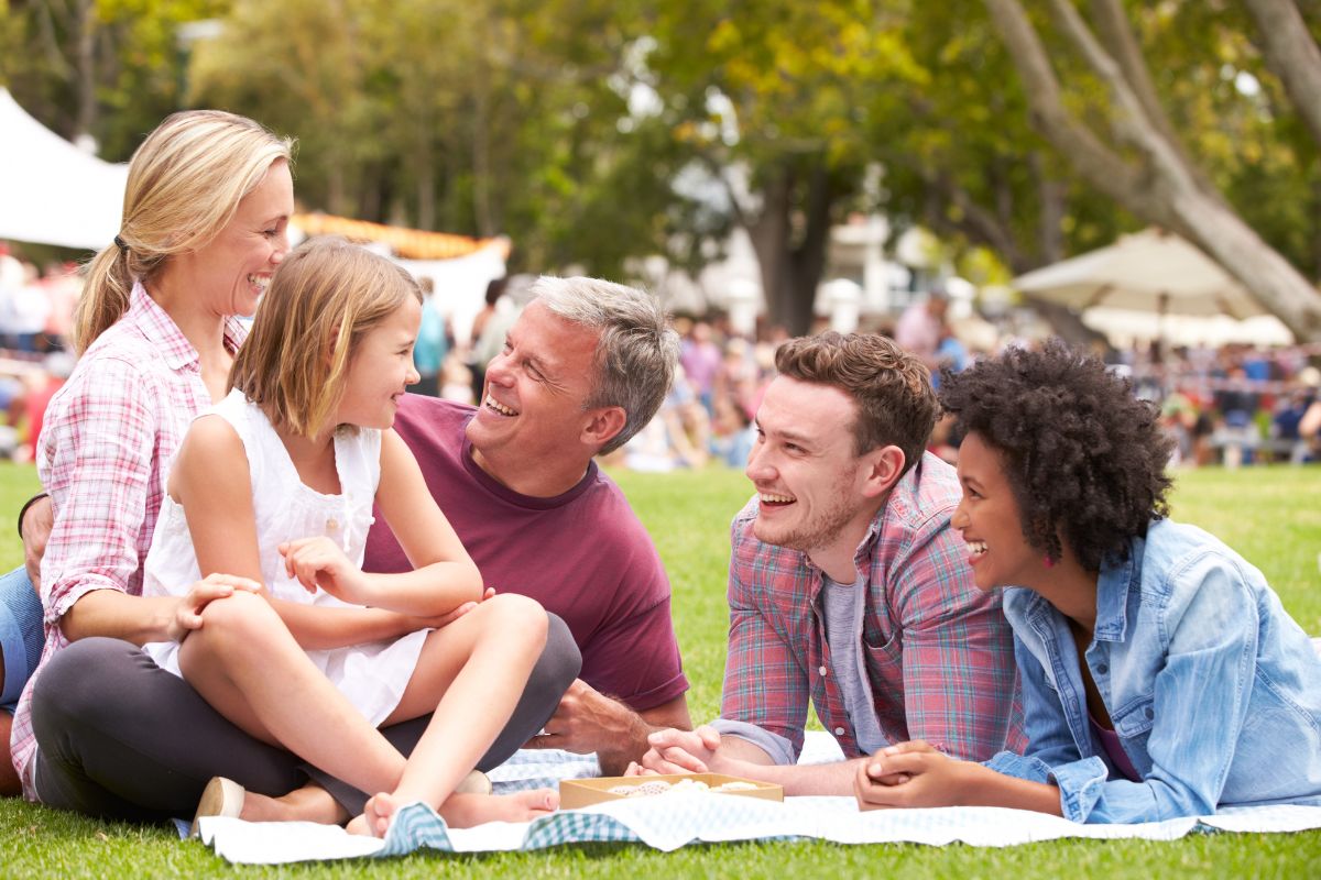 A foto mostra uma família curtindo o parque.