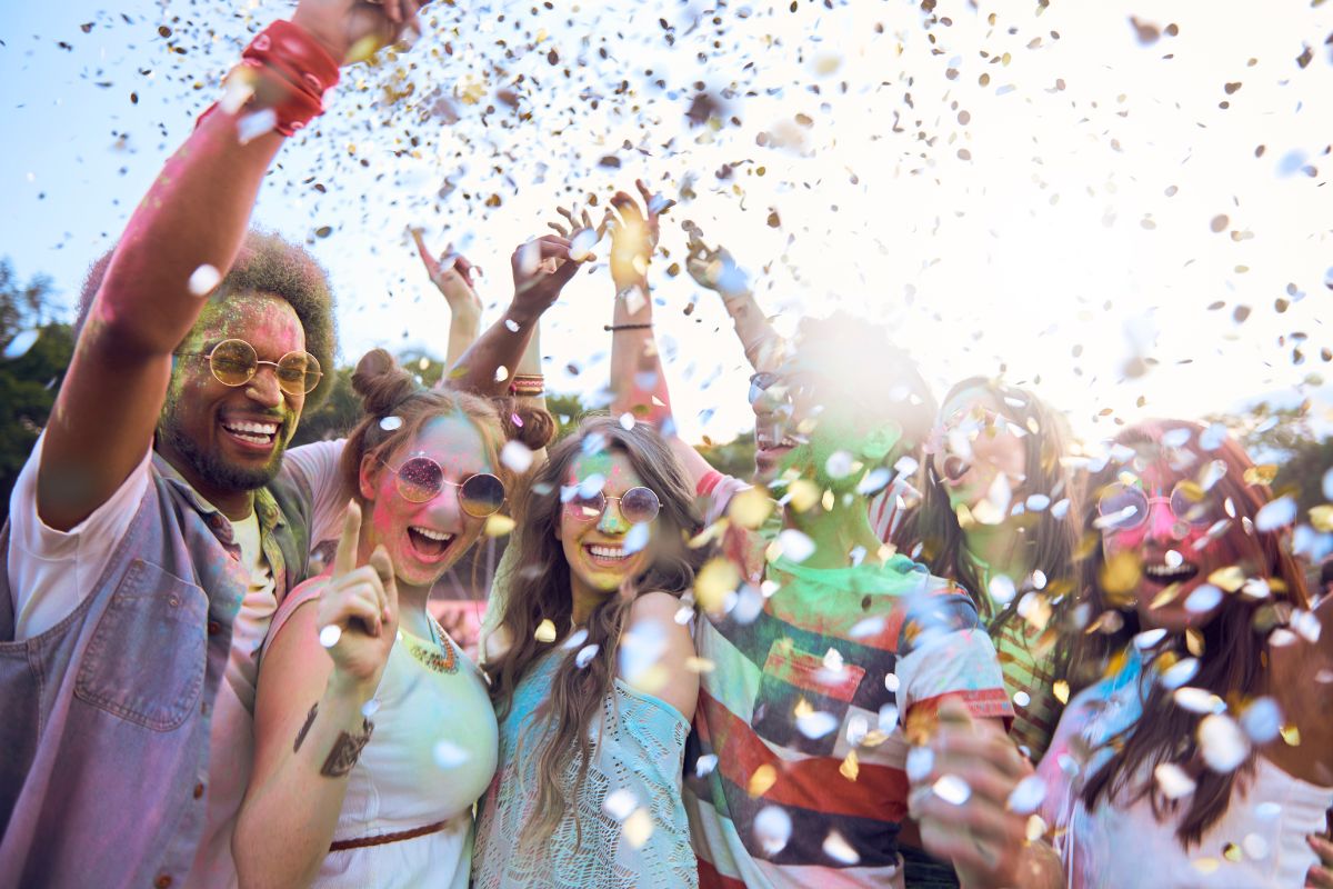 A imagem mostra um grupo de amigos se divertindo em um festival.