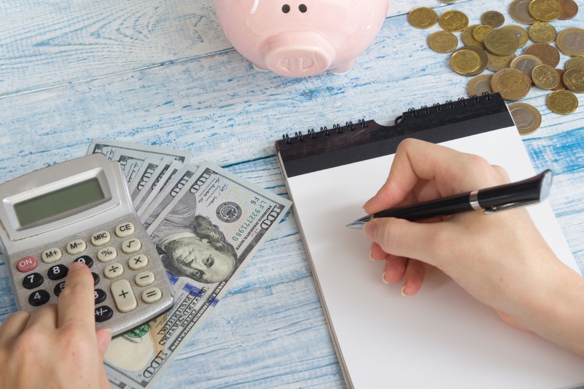 A imagem da mão de uma mulher definindo uma quantidade máxima por semana.