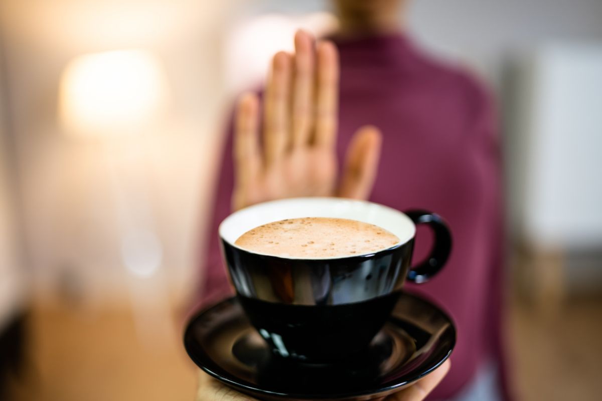 Imagem de um homem evitando um café.
