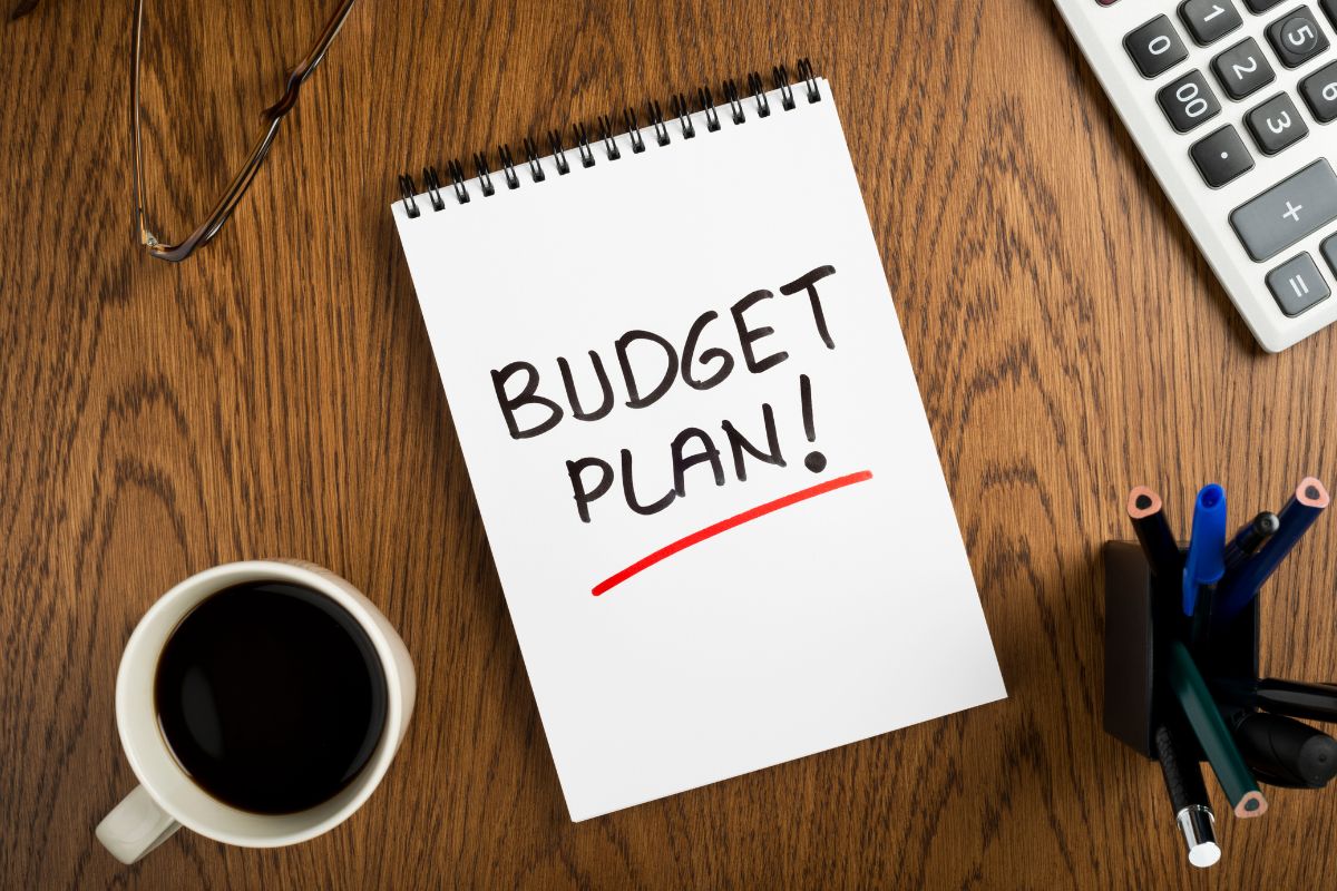 A imagem mostra um caderno com um plano orçamentário funcionando.