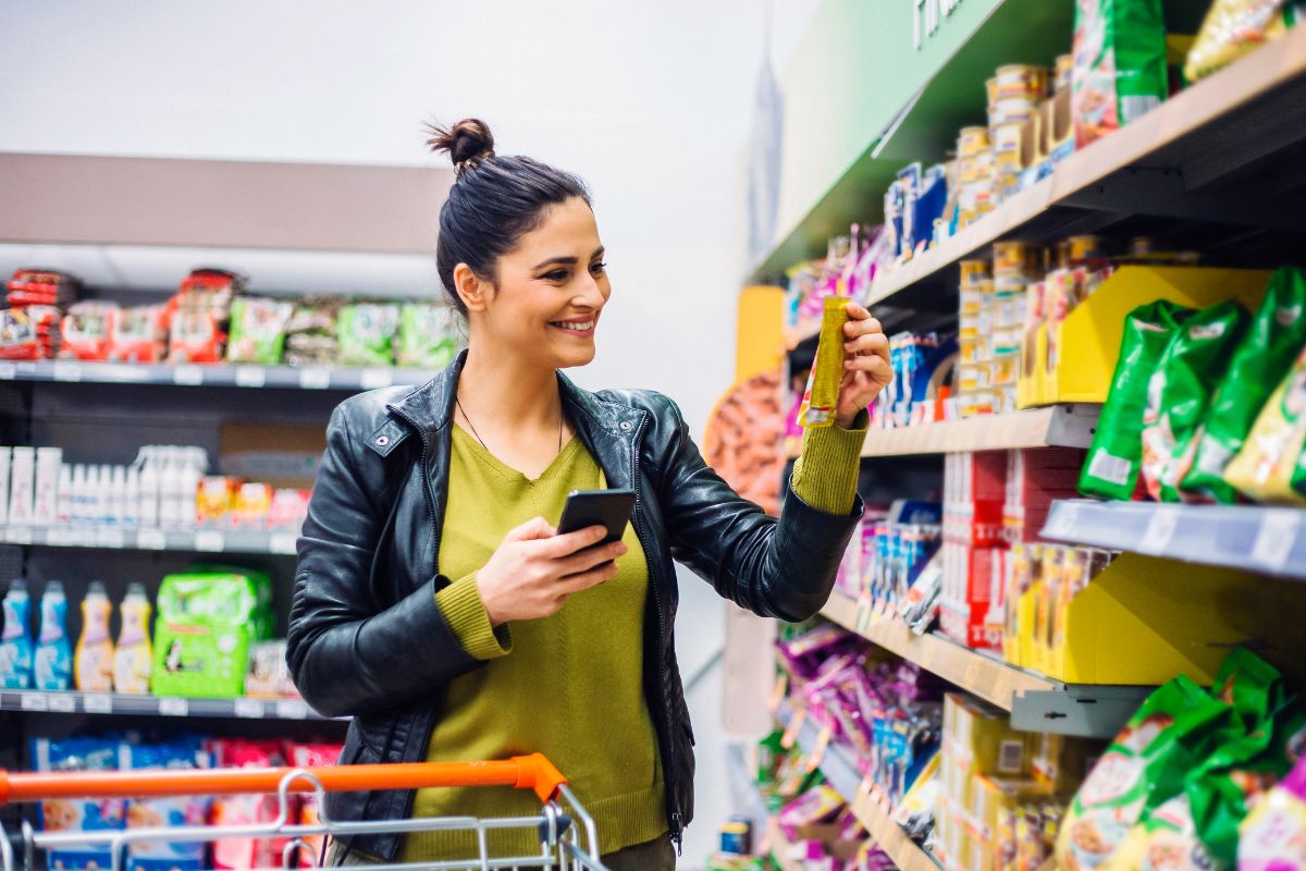 Image of a woman doing a grocery.