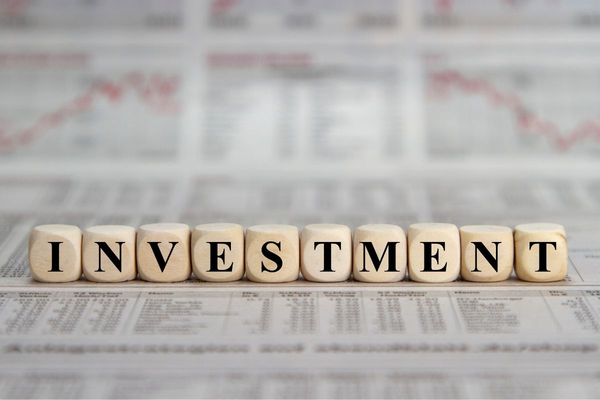 The image tells about cubes with letters referring to not reporting investment losses, which means paying more than you do, keeping track of losses can help you owe less when tax time comes.