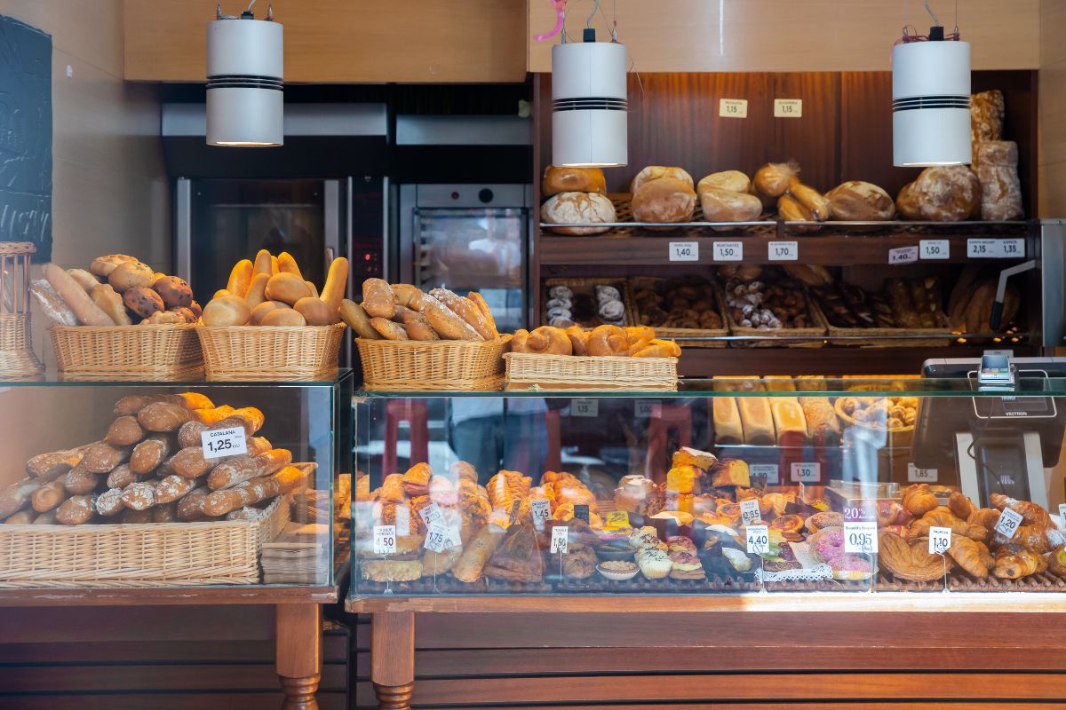 The picture shows a corner with different varieties of bread referring to discount bread outlets as a great way to get quality baked goods at lower prices.