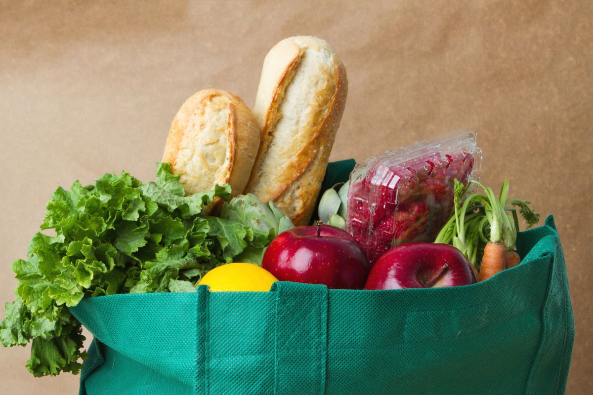 The photo shows an economic bag with groceries.