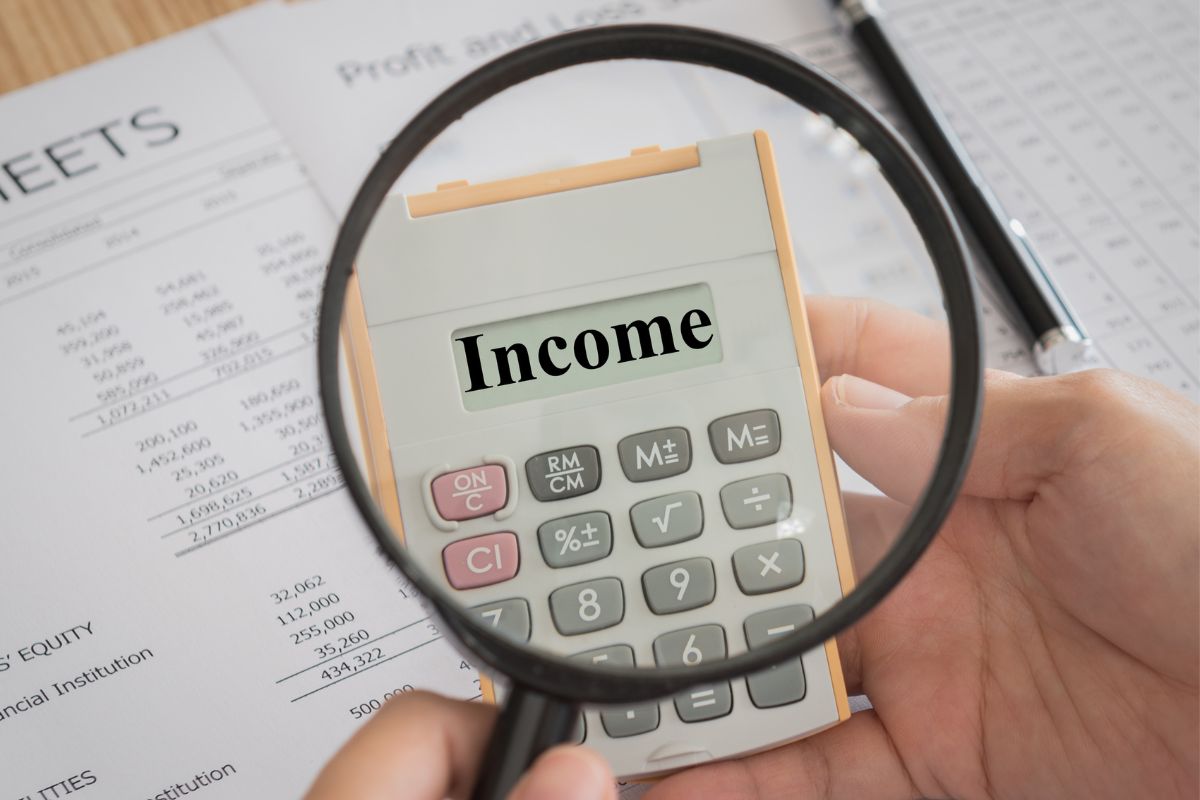 Image of a man's hand increasing his income.