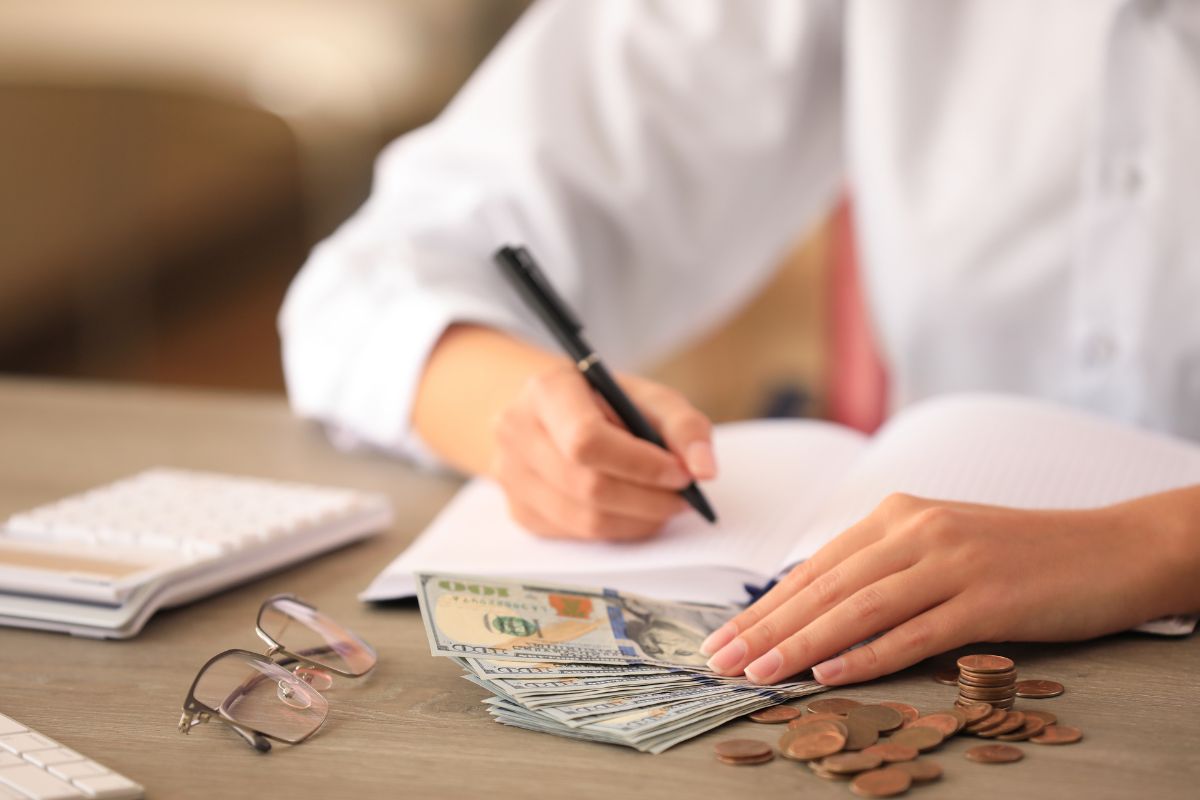The image of a woman's hand setting a daily spending limit.