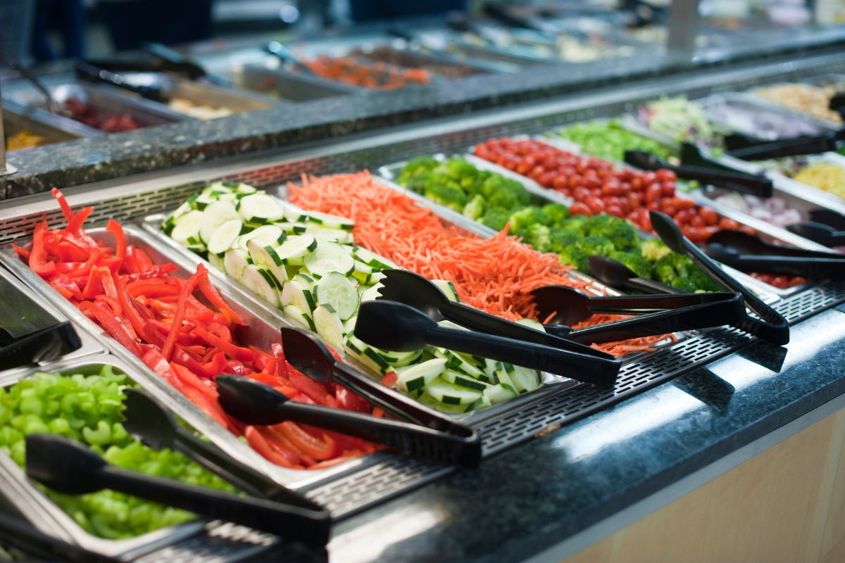 The photo shows a corner with different ingredients referring to the use of the salad bar for small quantities helps keep grocery spending in check while avoiding unnecessary extras.