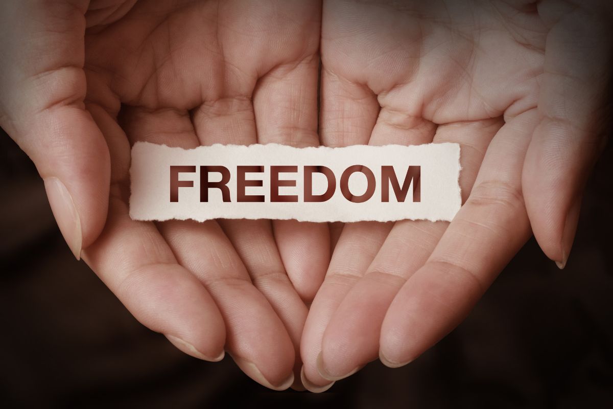 The image tells about a girl's hand holding a piece of paper with a note referring to linking your financial goal to a strong emotion reason makes it easier to stay committed when challenges come up.