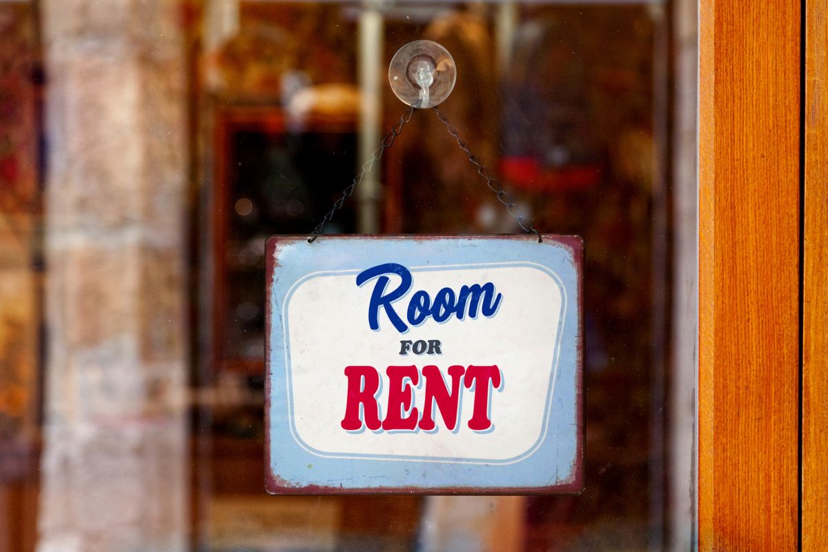 The photo shows a signage on the glass wall referring to renting out an unused space as an easy way to make money without extra effort.