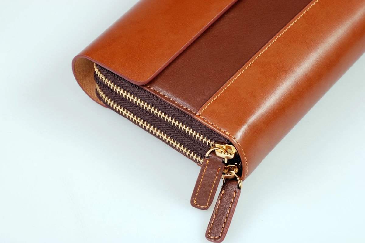The image shows a close wallet referring to challenging yourself to a $0 Day multiple times a week is a simple way to get better at controlling spending.