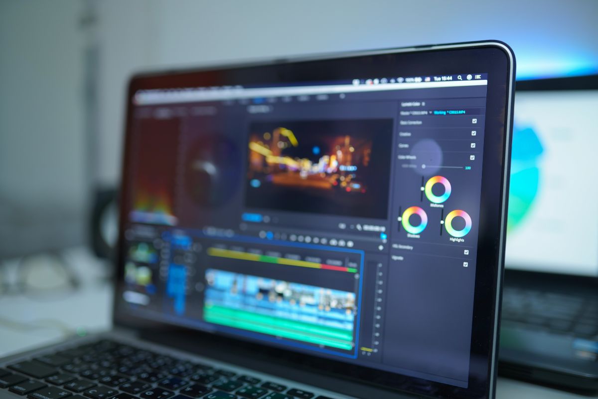 The picture shows a laptop with a screen display referring to selling stock videos on platforms that can be a way to make money from home.
