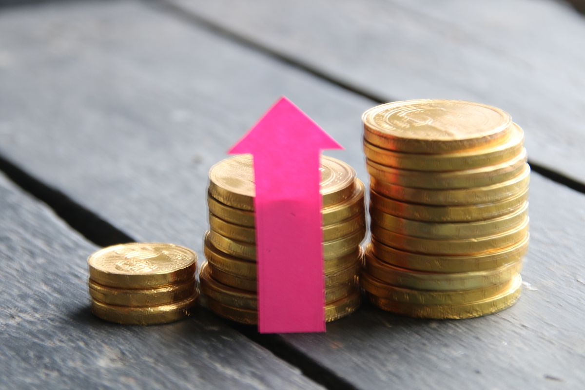 The photo of coins and an arrow.