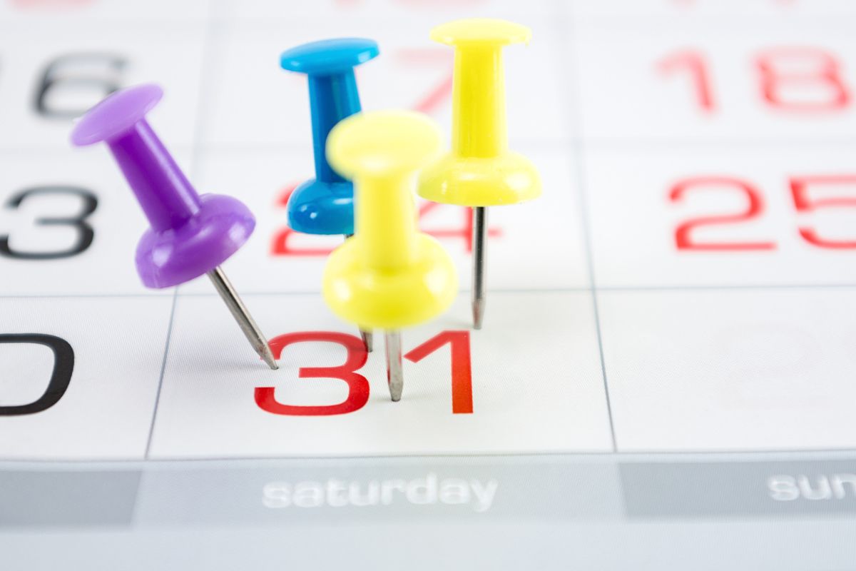 The image shows a calendar with pins referring to setting a start and end date keeps you focused and makes the no-spend challenge feel more manageable.