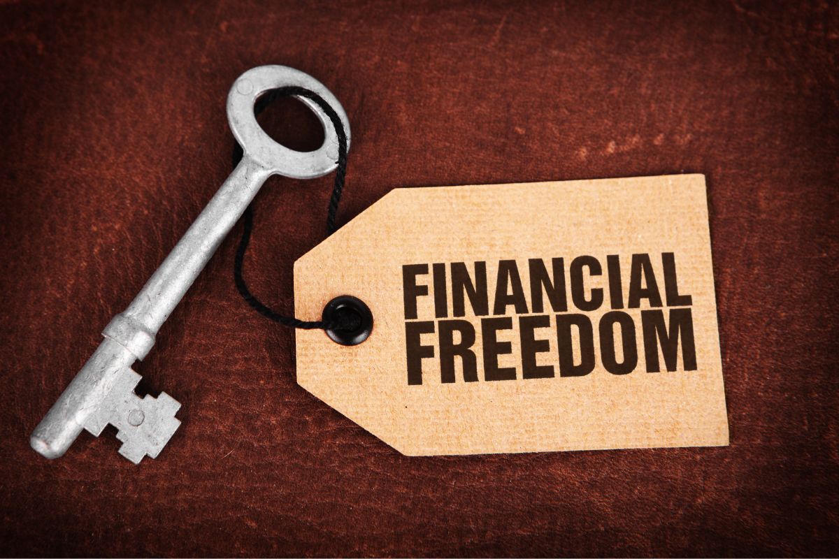 The picture of a key and the financial freedom tag.