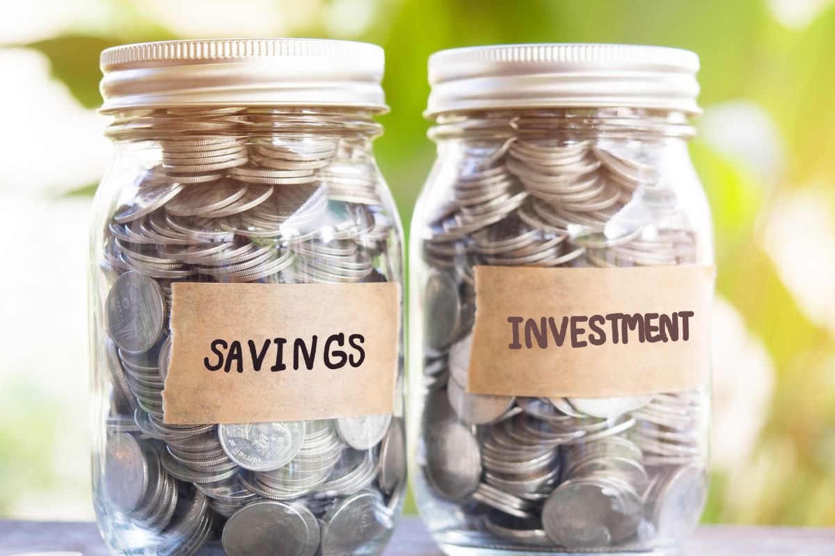 The picture shows jars with savings and investment money.