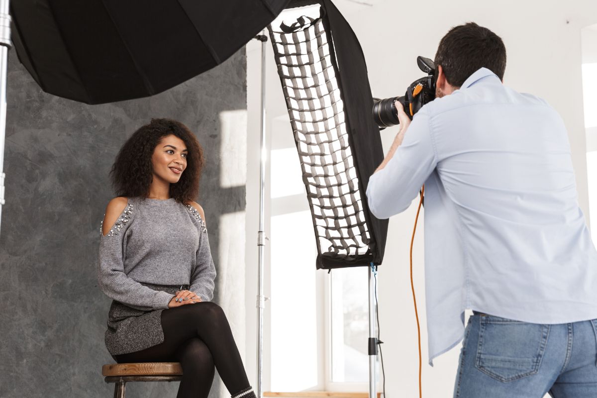 The photo shows a photographer and a model.