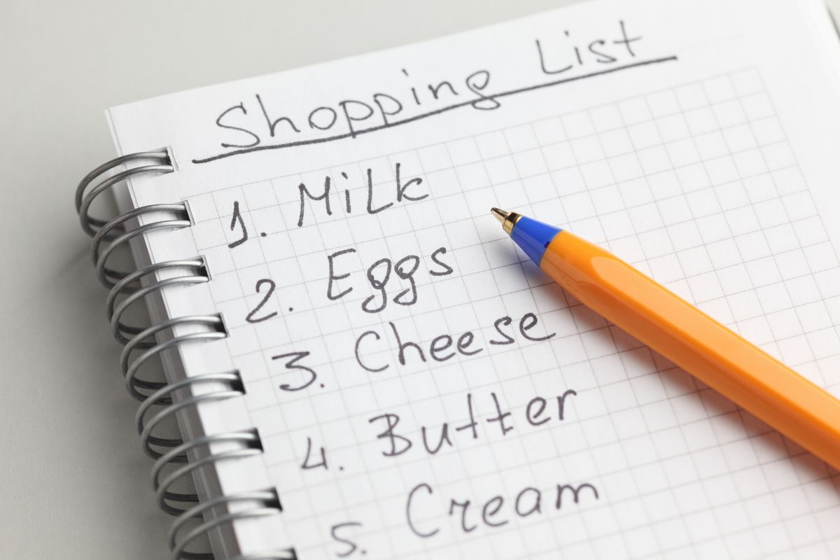 The photo tells about a pen and a notebook with notes referring to how planning daily purchases helps prevent impulse buys that lead to better financial control.
