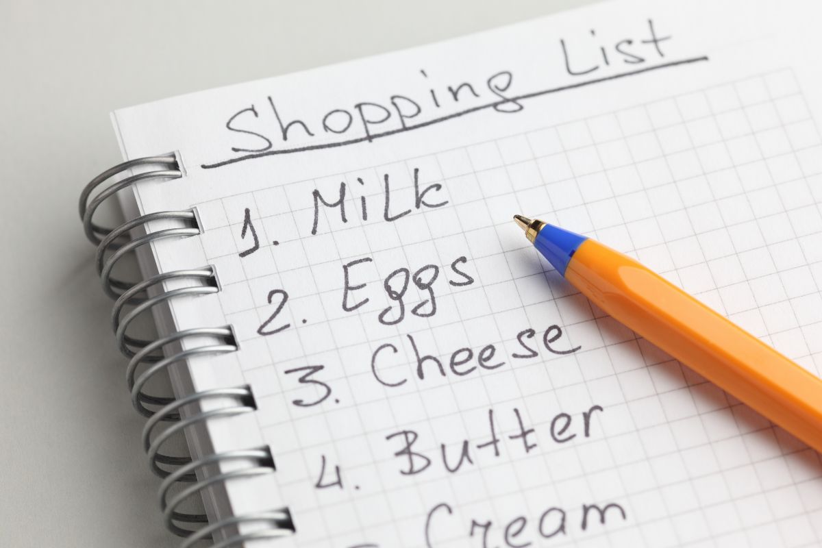 Image of a pen and a notebook with a shopping list.
