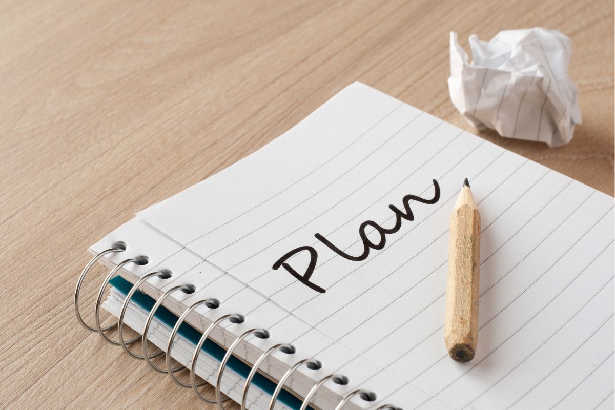 The image of a pen and a notebook with a plan wording.