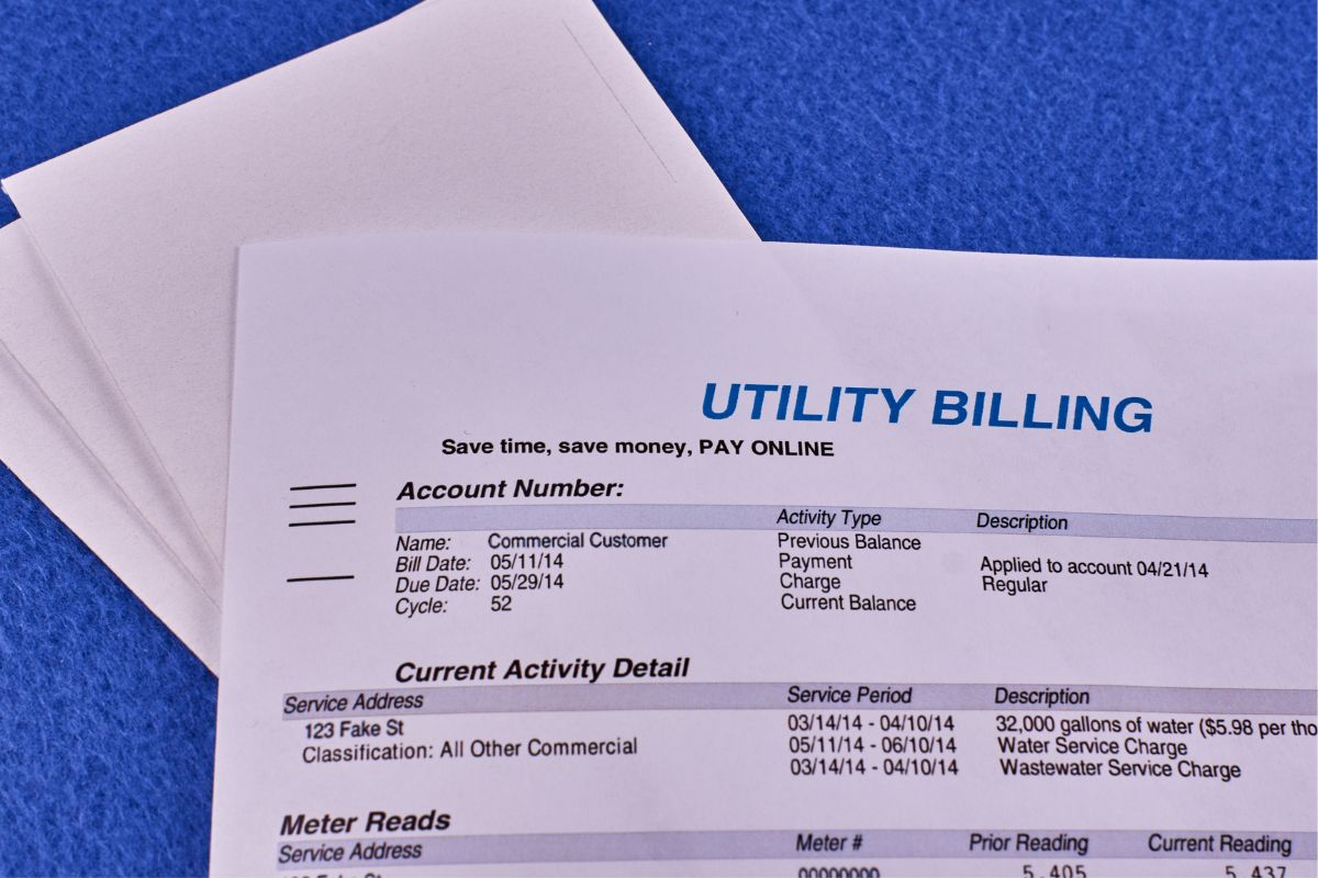 An image of paper with an example of variable expenses.