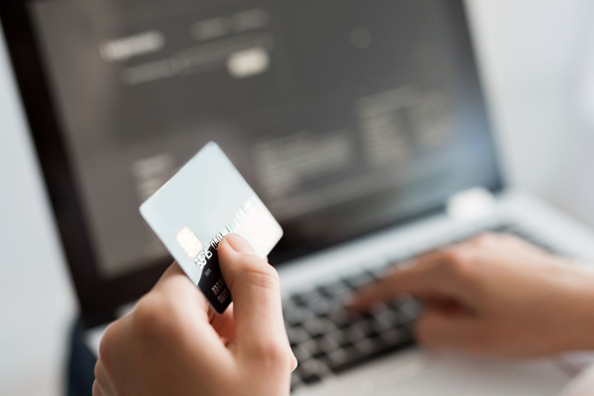 The image of a woman's hand automating fixed payments.