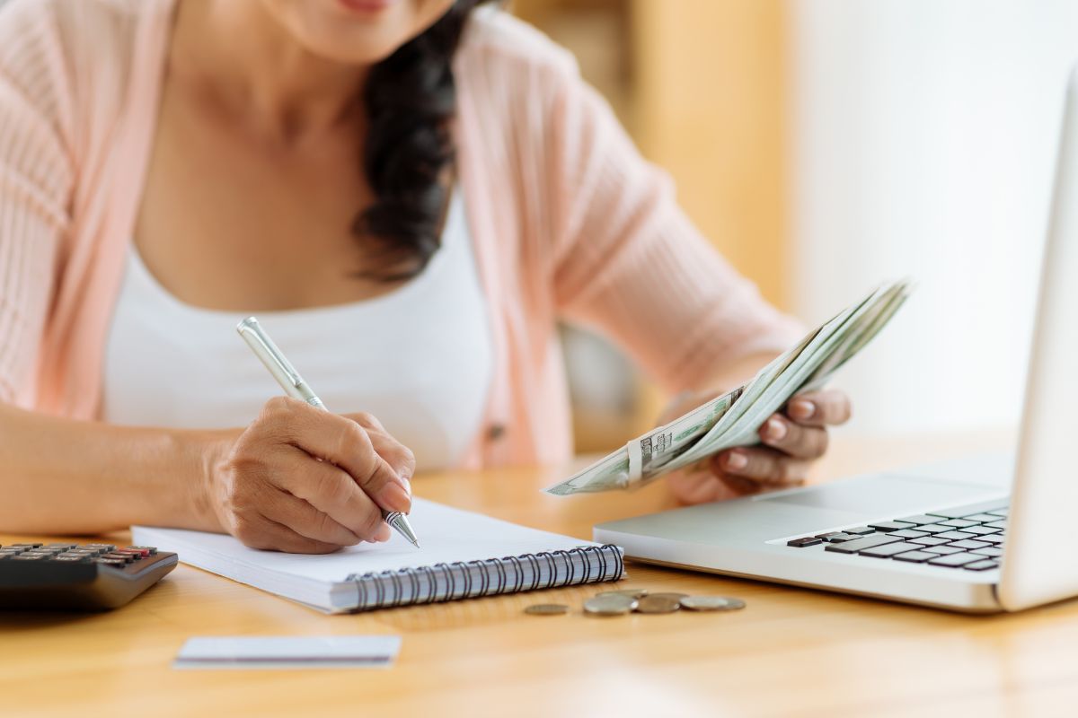 An image of a woman budgeting variable expenses.