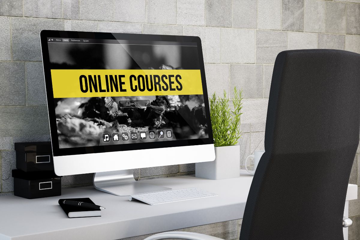 The photo shows a monitor with online courses screen wording.